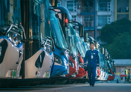 当好城市绿色“传送带”，小步外勤助力成都公交实现“全龄友好出行”